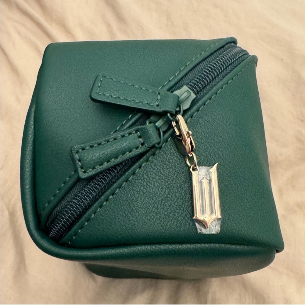 BEIS x Wicked Green Toiletry Bag nwt - Picture 4 of 8